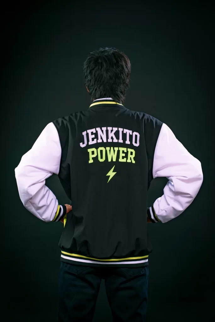 Jenkito Power con chaqueta oficial de su marca