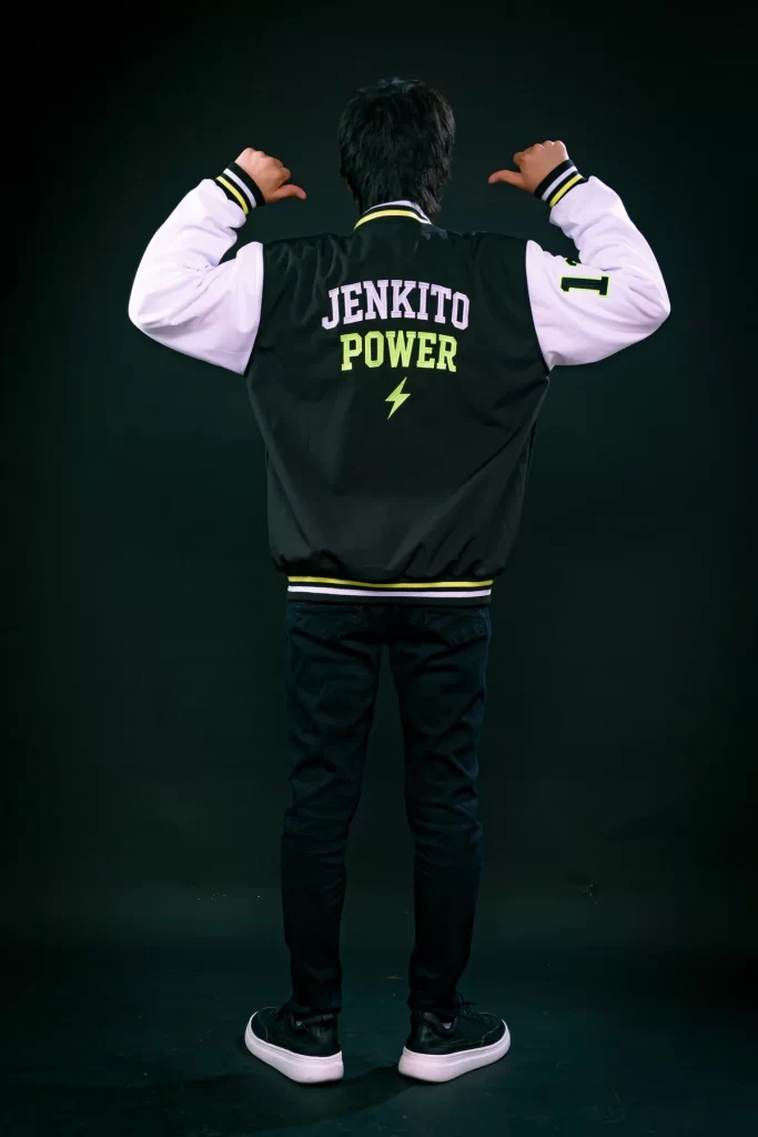 Jenkito Power mostrando el logo oficial de su marca